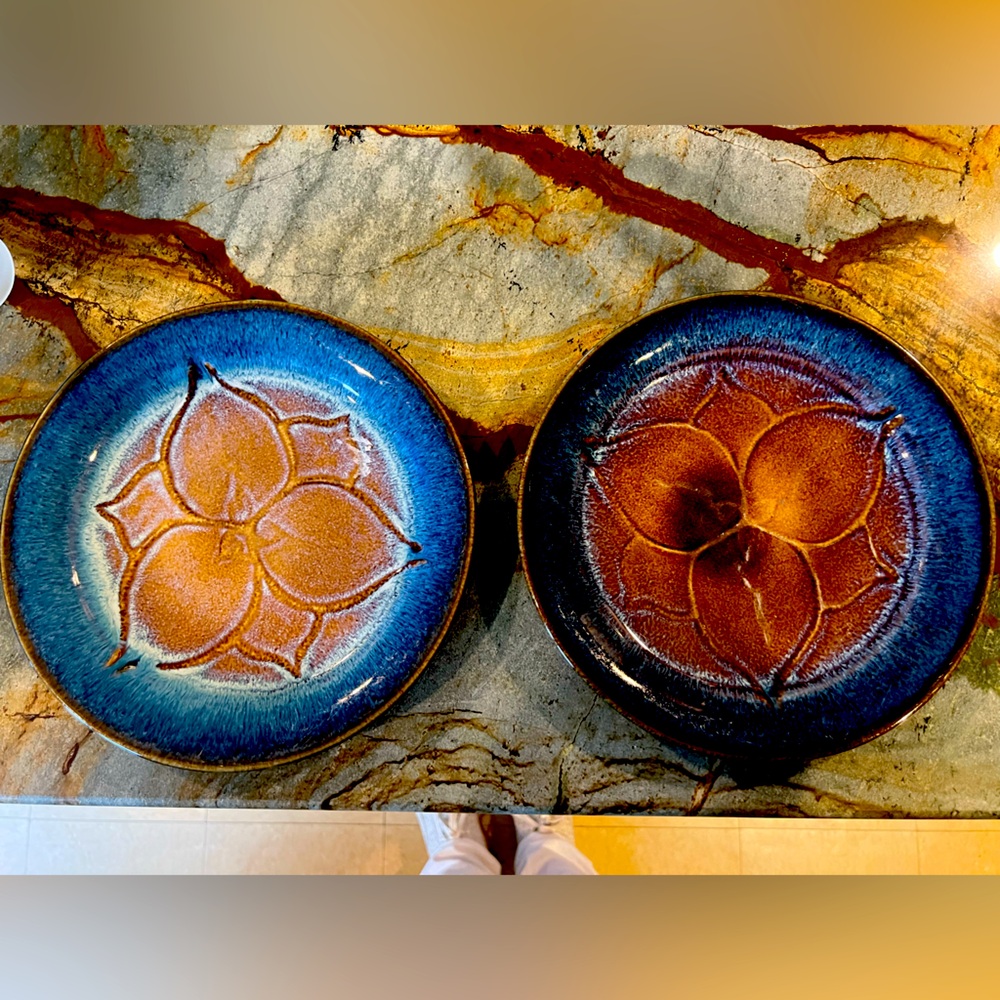 TWO (2) Bill Campbell Pottery Plate 10 3/8" Lotus Trillium Flower Dinner Plates